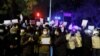 Para demonstran yang marah dengan kebijakan ketat COVID-19, meneriakkan slogan-slogan dalam protes di Beijing. Mereka menyerukan agar pemimpin kuat China Xi Jinping mengundurkan diri, sebuah aksi protes yang jarang terjadi kepada Partai Komunis yang berkuasa. (Foto: AP) 