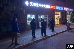 Orang-orang mengantri untuk membeli obat di apotek di tengah pandemi COVID-19 di Beijing, 12 Desember 2022. (Foto oleh AFP) / China OUT
