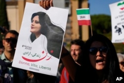 Orang-orang memprotes kematian Mahsa Amini, perempuan yang tewas dalam tahanan polisi di Iran, saat unjuk rasa di Roma tengah, 29 Oktober 2022. (Foto: AP)