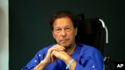 Mantan perdana menteri Pakistan Imran Khan di rumah sakit Shaukat Khanum, tempat dia dirawat karena luka tembak di Lahore, Pakistan, 4 November 2022. (Foto: K.M. Chaudhry/AP Photo)