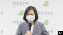 차이잉원 타이완 총통이 26일, 지방선거 패배에 책임을 지고 당 주석직에서 사퇴하겠다고 발표하고 있다.