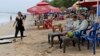 Sejumlah wisatawan terlihat di pantai Bali, 12 November 2022. Ombudsman RI menemukan bahwa data administrasi kependudukan bagi orang asing dan perubahan status kewarganegaraan masih belum terintegrasi. (Foto: Ilustrasi/AP)