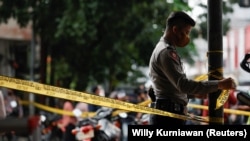 ILUSTRASI - - Seorang polisi memasang garis penjagaan selama penyelidikan, menyusul ledakan di sebuah kantor polisi yang menurut pihak berwenang merupakan dugaan bom bunuh diri, di Bandung, Jawa Barat. (Willy Kurniawan/REUTERS)