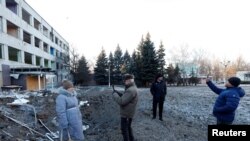 2023年1月8日，烏克蘭克拉馬托爾斯克，當俄羅斯繼續對烏克蘭發動襲擊時，人們正在觀看夜間發生的導彈襲擊現場。