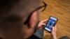 Oskar Arngarden, seorang pendeta Gereja Lutheran Swedia berusia 38 tahun, menelusuri video yang diposting di akun Instagramnya saat berolahraga pada 30 Desember 2022, di Uppsala, Swedia. (Foto: AFP/Jonathan NACKSTRAND)