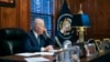 Presiden AS Joe Biden melakukan pembicaraan telepon dengan Presiden Rusia Vladimir Putin di rumahnya di Wilmington, Delaware pada 30 Desember 2021 (foto: dok). 