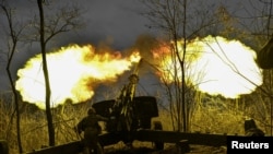 烏克蘭軍人在扎波羅熱州前沿陣地向俄軍發射2A65 Msta-B榴彈砲。（2023年1月5日）