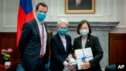 Presiden Taiwan Tsai Ing-wen (kanan), bersama Johannes Vogel, wakil ketua Partai Demokrasi Bebas Jerman (kiri), dan Marie-Agnes Strack-Zimmermann, ketua Parlemen Jerman di Taipei, Taiwan, Selasa, 10 Januari 2023. (Kantor Kepresidenan Taiwan via AP)
