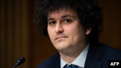 Samuel Bankman-Fried, pendiri dan CEO FTX, memberikan kesaksian dalam sidang Komite Senat AS yang membahas tentang risiko, inovasi dan peraturan mengenai aset digital. Sidang digelar di Washington, pada 9 Februari 2022. (Foto: AFP/Saul Loeb)