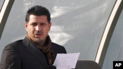 Mantan bintang sepak bola Iran Ali Daei saat tampil pada pertandingan babak kualifikasi Piala Asia 2011 antara Iran dan Singapura di Teheran, pada 14 Januari 2009. (Foto: AP/Hasan Sarbakhshian)