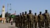 Pasukan tentara Burkina Faso tiba di upacara peringatan berdirinya pasukan bersenjata negara tersebut di Ouagadougou pada 1 November 2022. (Foto: AFP/Martin Demay)