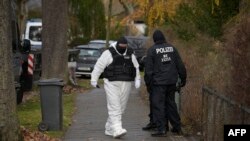 Foto ilustrasi yang menunjukkan sejumlah petugas kepolisian terlihat berada di sebuah jalan dalam operasi penggerebekan terhadap sebuah kelompok ektrem sayap kanan yang berusaha menjatuhkan pemerintah di Berlin, Jerman, pada 7 Desember 2022. (Foto: AFP/Tobias Schwarz)