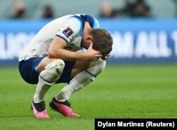 Harry Kane dari Inggris terlihat sedih setelah Inggris tersingkir dari Piala Dunia. (Foto: REUTERS/Dylan Martinez)