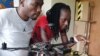Karen Asaba (kanan) dari Uganda adalah satu dari 26 siswa di Akademi Drone dan Data Afrika di Malawi. (Foto: VOA/Lameck Masina)