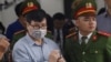 Blogger Truong Duy Nhat di ruang sidang di Hanoi, 9 Maret 2020. (Foto: Tuổi Trẻ Online)
