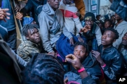 Migran di dek kapal penyelamat Rise Above yang dijalankan oleh organisasi Jerman Mission Lifeline, di Laut Mediterania di lepas pantai Sisilia, Italia selatan, Minggu, 6 November 2022. (Foto: via AP)