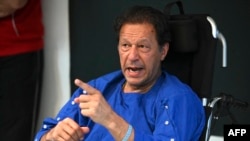 Mantan perdana menteri Pakistan Imran Khan berbicara kepada perwakilan media di sebuah rumah sakit di Lahore, 4 November 2022, sehari setelah upaya pembunuhan terhadapnya. (Foto: AFP)