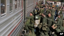 ARHIVA - Ruski regruti ukrcavaju se u voz u ruskom regionu Volgograd (Foto: AP Photo)