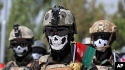Sejumlah anggota baru pasukan khusus Tentara Nasional Afghanistan menghadiri wisuda setelah tiga bulan program latihan di Pusat Latihan Militer Kabul, di Kabul, Afghanistan, 17 Juli 2021. (Foto: AP Photo/Rahmat Gul, File)