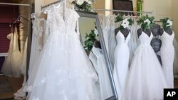 ARSIP - Gaun pengantin di toko pengantin di East Dundee, Illinois, 28 Februari 2020. (AP/Teresa Crawford, File)