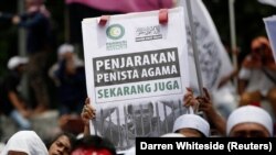 Kelompok-kelompok Islamis Indonesia melakukan aksi unjuk rasa di luar gedung DPR yang menyerukan diberhentikannya Gubernur DKI, Basuki Tjahaja Purnama, Mereka juga meminta pengadilan memvonisnya atas penistaan agama, Jakarta, 21 Februari 2017. (Foto : REUTERS/Darren)
