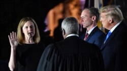 Anëtarja e re e Gjykatës së Lartë amerikane, Amy Coney Barrett bën betimin.