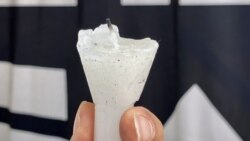 黃國才形容他親手製作的”燭光有罪”是一種社會雕塑，盛載著數以十萬計香港市民，悼念六四死難者的心意。 (美國之音湯惠芸)