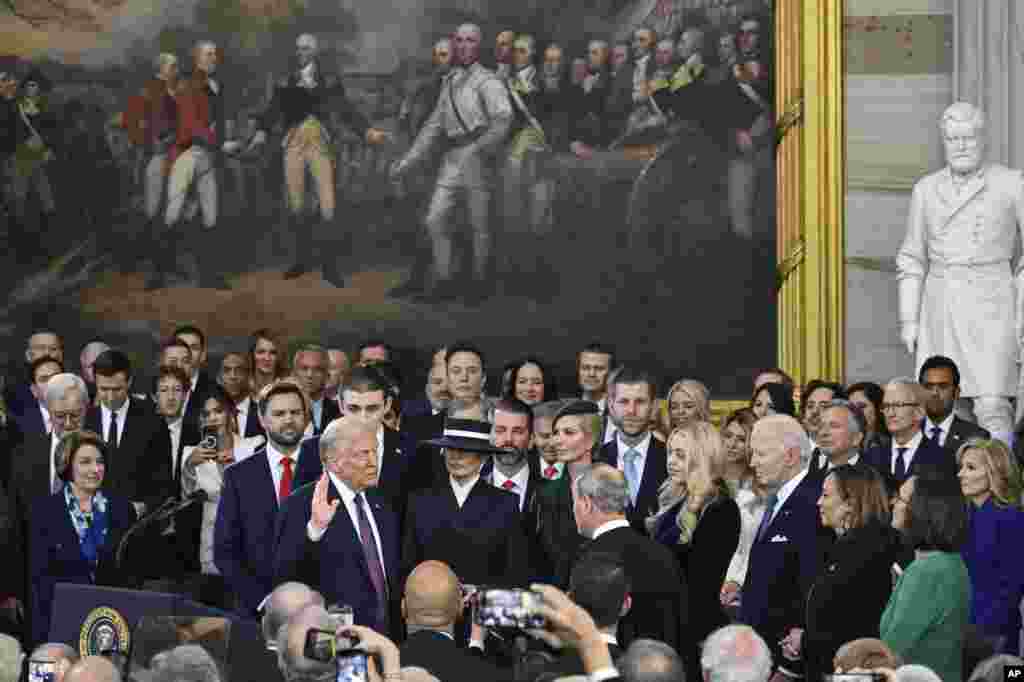 O Presidente eleito Donald Trump presta o juramento de posse durante a 60ª tomada de posse Presidencial na Rotunda do Capitólio dos EUA, em Washington, a 20 de janeiro de 2025.
