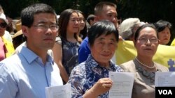 原告左起张进、李淑英、时振华（美国之音国符拍摄）