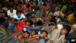 Para migran dari Myanmar dan Bangladesh tiba di Langkawi, Malaysia, Senin (11/5).