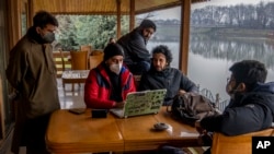 Sejumlah jurnalis Kashmir bersiap menggelar pertemuan untuk mendiskusikan penembakan terhadap gedung Klub Berita Kashmir, satu-satunya klub berita independen di wilayah itu, di Srinagar, wilayah Kashmir yang dikontrol India, pada 20 Januari 2022. (Foto: AP/Dar Yasin)
