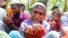 Pengungsi Rohingya menangis saat berdoa dalam peringatan lima tahun eksodus mereka dari Myanmar ke Bangladesh, di kamp pengungsi Rohingya Kutupalong di Ukhiya di distrik Cox's Bazar, Bangladesh, 25 Agustus 2022. (Foto: AP)