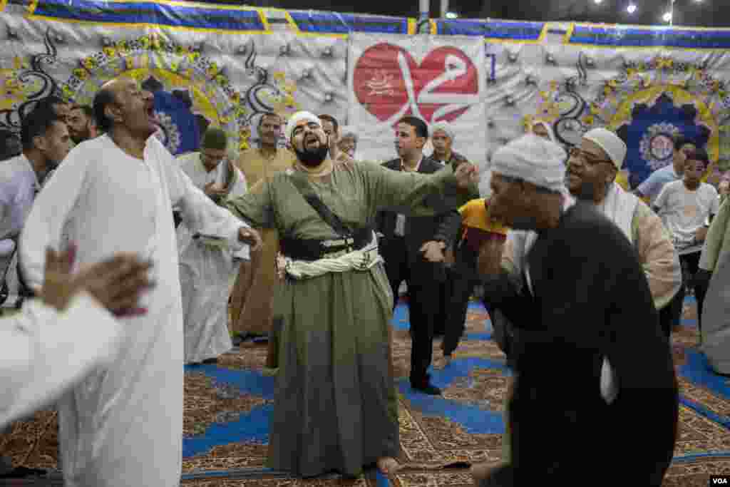 Sufi worshippers perform “Zikr,” a ritual in which they dance to Islamic songs to release stress and connect with Allah and the souls of their ancestors. Al-Sherif, Egypt, Oct. 4, 2022. (Hamada Elrasam/VOA)