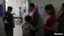 Eleitores vão aos locais de votação neste domingo, dia 2 de Outubro, no Rio de Janeiro