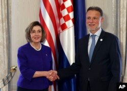 Predsedavajuća Predstavničkim domom SAD Nensi Pelosi rukuje se sa predsednikom Sabora Hrvatske Gordanom Jadrokovićem, pred dvodnevni samit predsednika evropskih parlamenata sa liderima Ukrajine, u Zagrebu, Hrvatska, 24. oktobra 2022.