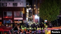 Sejumlah tim evakuasi dan anggota pemadam kebakaran tiba di lokasi kejadian di mana ratusan korban tewas dalam kerumunan massa yang saling berdesakan di festival Halloween di Itaewon, Seoul, Korea Selatan, pada 30 Oktober 2022. (Foto: Reuters/Kim Hong-ji)