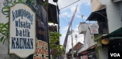 Sudut kampung batik Kauman muncul inovasi usaha cafe & angkringan untuk menarik generasi muda berkunjung ke destinasi wisata ini, Sabtu (1/10). (Foto: VOA/ Yudha Satriawan)