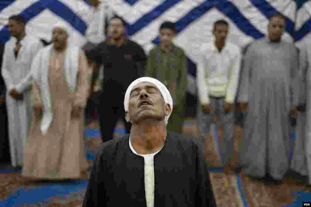Ritual dance marks the holiday as the Egyptian pound hit a record low against the US dollar and prices of households good rise in Al-Sherif, Egypt on Oct. 4, 2022. (Hamada Elrasam/VOA)
