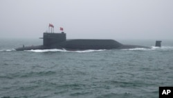資料照：中國海軍的094晉級戰略核潛艇「長征15號」2019年4月23號出現在山東省青島市附近海面，參加慶祝中國人民解放軍建軍70週年紀念。 （美聯社）