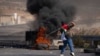 Seorang pedemo Palestina menggunakan ketapel saat bentrokan dengan tentara Israel di Kota Ramallah, Tepi Barat, 20 Oktober 2022. (Foto: Nasser Nasser/AP Photo)