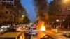 Sebuah sepeda motor polisi dibakar saat protes atas kematian Mahsa Amini, seorang perempuan yang meninggal setelah ditangkap oleh "polisi moral" di Teheran, Iran 19 September 2022. (Foto: via Reuters)
