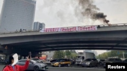 资料照：北京海淀区四通桥2022年10月13日有抗议者悬挂要求习近平下台的标语横幅。互联网监管人员迅速删除在中国社交媒体平台广泛传播的横幅照片。