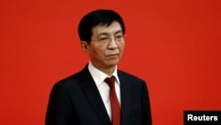 资料照：中共中央政治局常委会成员王沪宁在中共二十大闭幕后与媒体见面。（2022年10月23日）