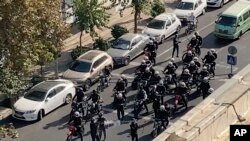 Foto yang diambil dari video ini menunjukkan polisi huru-hara Iran tiba untuk membubarkan protes menandai 40 hari kematian Mahsa Amini dalam tahanan, di Teheran, 26 Oktober 2022.