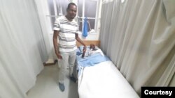 U-Senator Khaliphani Phugeni evatshela omunye wabatshaywa eInsiza esibhedlela.