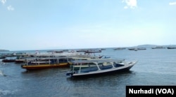 Perahu-perahu penyeberangan ke Gili Trawangan, Meno dan Air di Lombok Utara. (Foto:VOA/ Nurhadi)