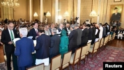 Members of Pakistan's new cabinet take the oath in a ceremony in Islamabad, Pakistan, Apr. 19, 2022. (Press Information Department Handout via Reuters) 