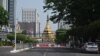အတာသင်္ကြန်ကာလတိုင်းမှာ လူစည်ကားနေကျ ဆူးလေဘုရားလမ်း သင်္ကြန်အကြိုနေ့ မြင်ကွင်း (ဧပြီလ ၁၃၊ ၂၀၂၂) 
