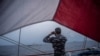 Seorang taruna TNI AL menggunakan teropong saat memantau sinyal dari KRI Diponegoro-365 dalam latihan gabungan menjaga wilayah perbatasan Indonesia, di Laut Natuna Utara, 1 Oktober 2021. (Antara Foto/Muhammad Adimaja via REUTERS)
