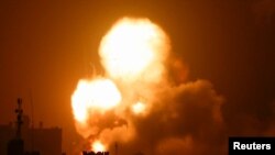 Api dan asap membubung di Jalur Gaza selatan, akibat serangan udara Israel di tengah maraknya kekerasan Israel-Palestina, 19 April 2022. (REUTERS/Ibraheem Abu Mustafa)